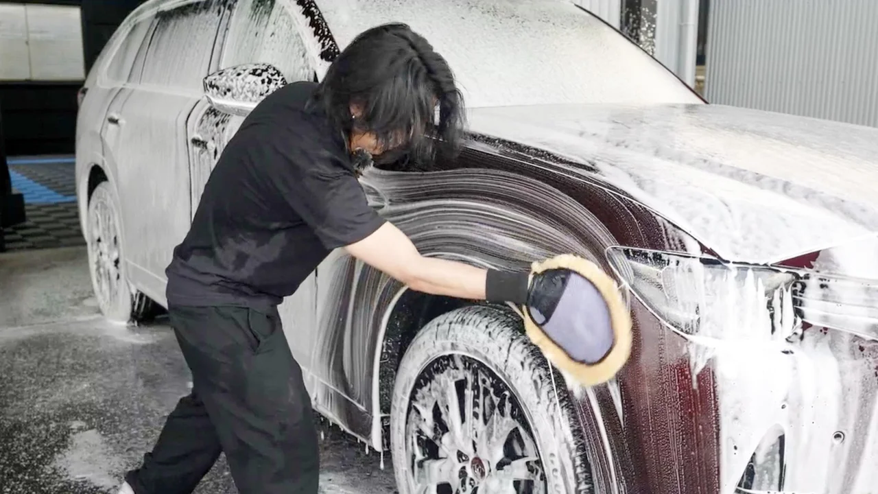 GRAYCIAで実際に車を手洗いするスタッフ