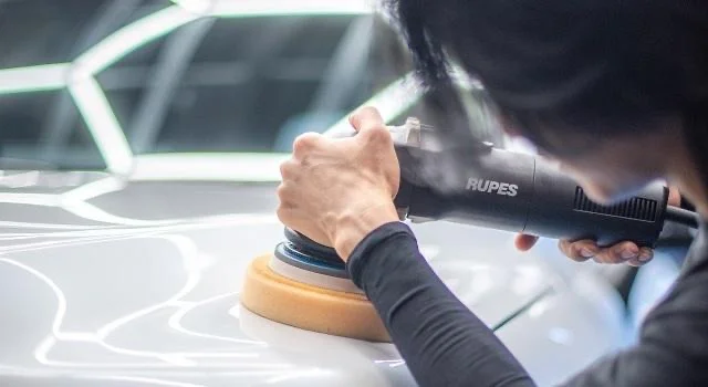 GRAYCIAで車のボディを丁寧に磨く施工風景