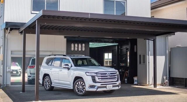 GRAYCIAの屋根付き店舗入口とお預かりした車